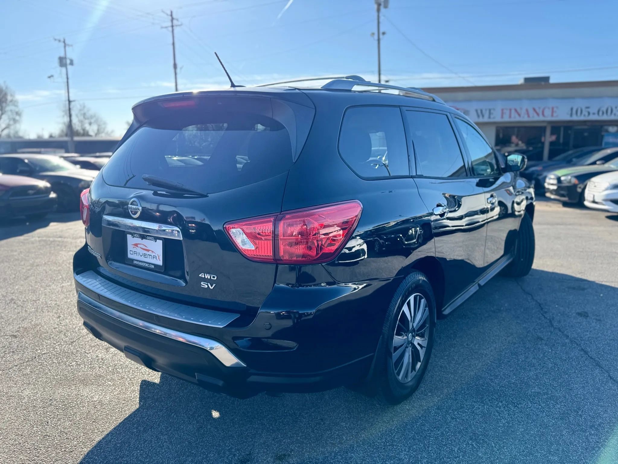 Used 2017 Nissan Pathfinder SV image 3