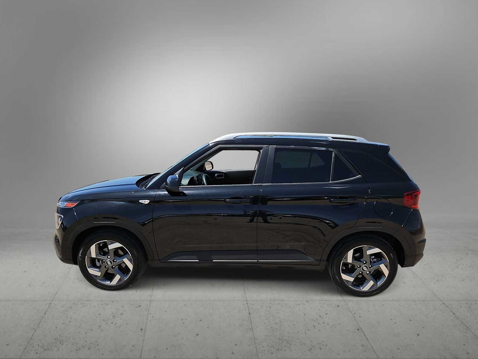 Certified 2024 Hyundai Venue SEL FWD image 5