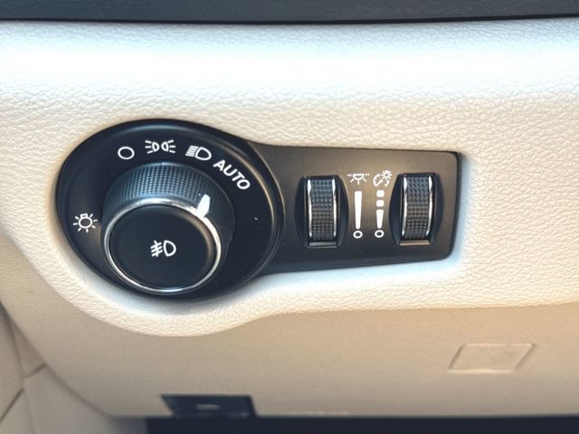 Used 2019 Chrysler Pacifica Touring-L Plus w/ Tire & Wheel Group FWD image 18