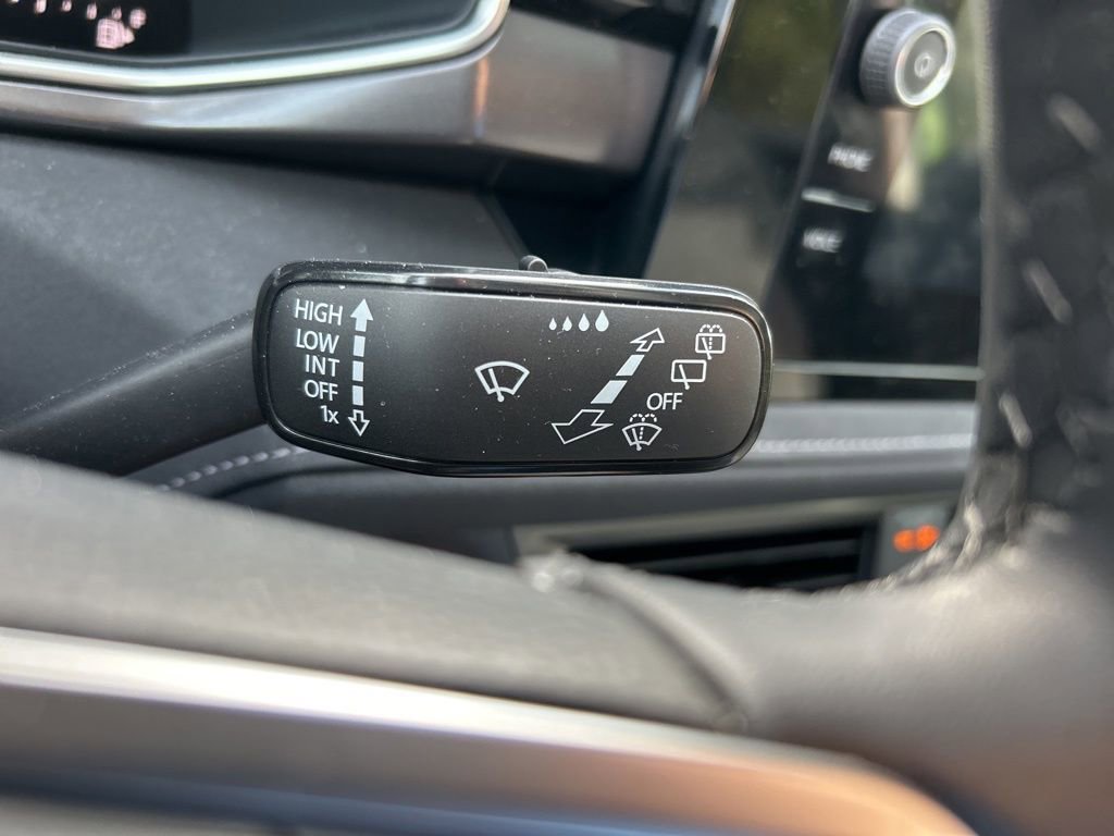 Certified 2025 Volkswagen Taos SE image 29
