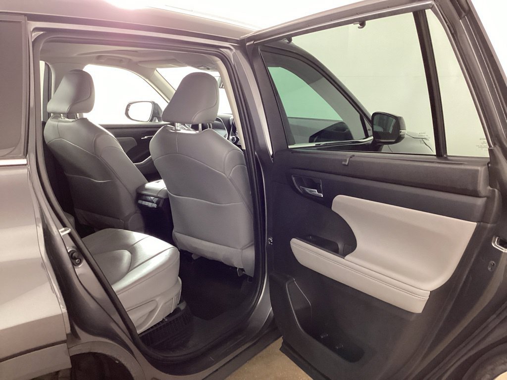 Used 2022 Toyota Highlander XLE AWD/4WD image 19