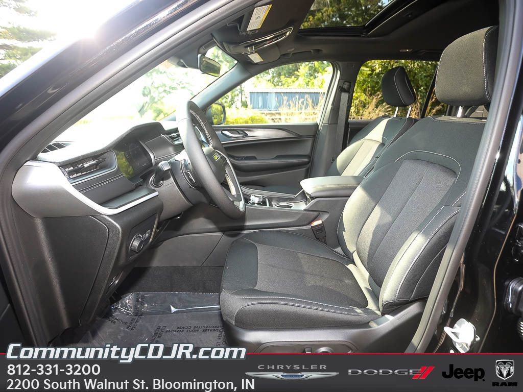 New 2025 Jeep Grand Cherokee Laredo X image 10