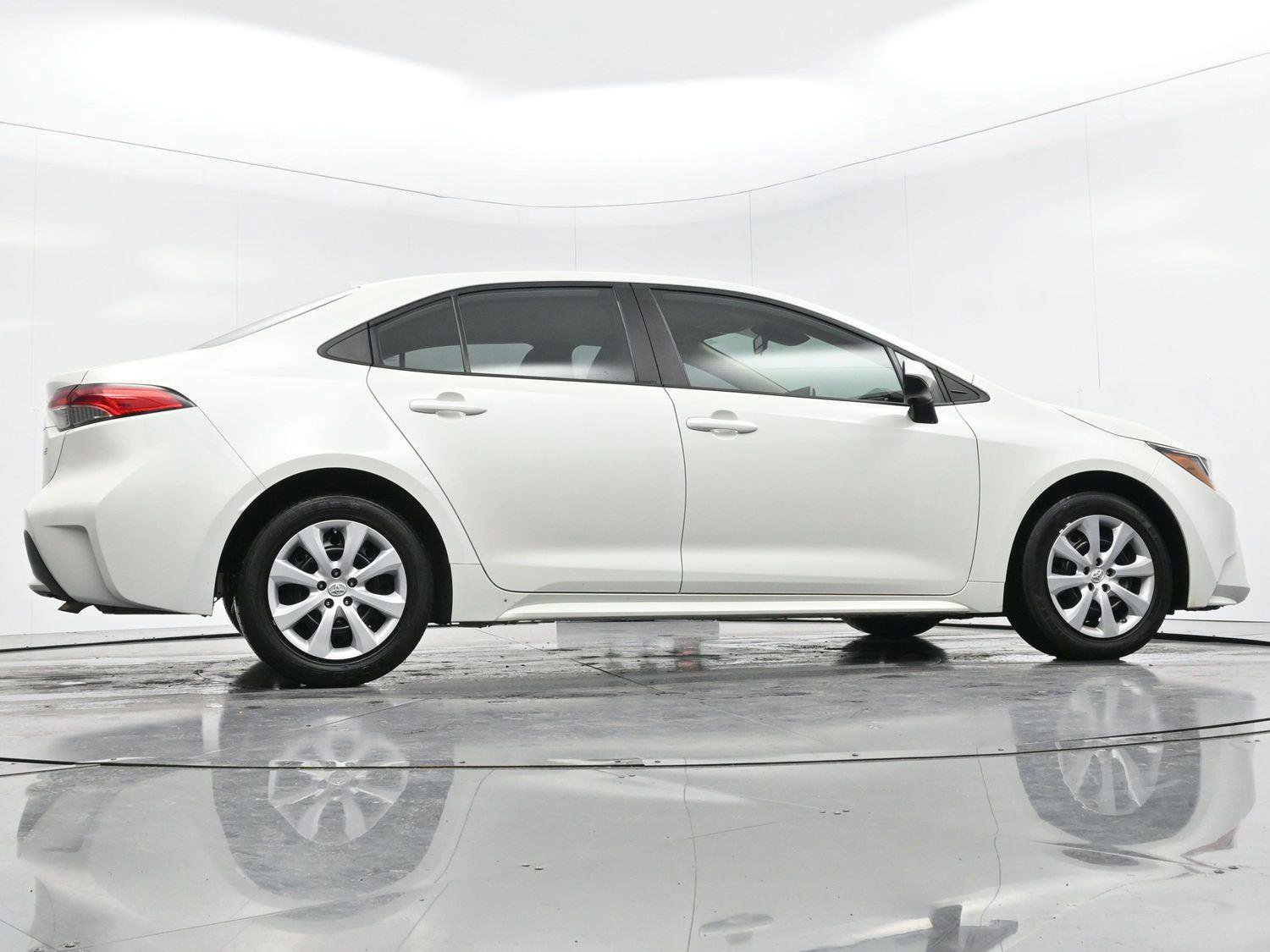 Used 2021 Toyota Corolla LE image 47