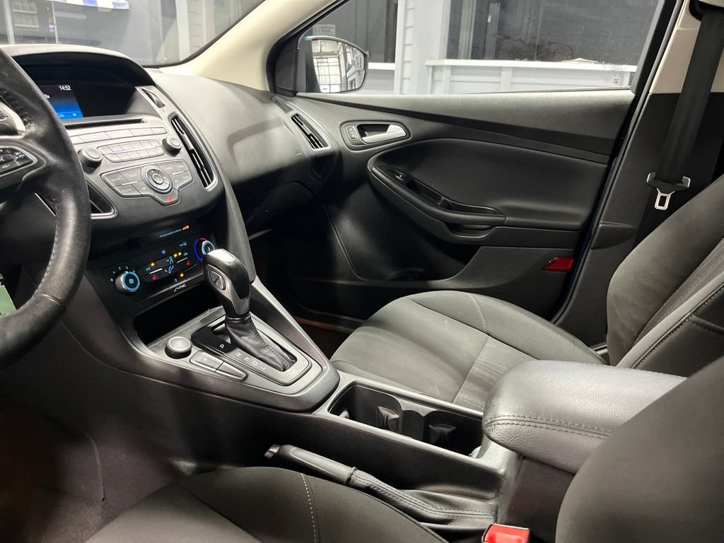 Used 2015 Ford Focus SE w/ SE Cold Weather Package FWD image 17