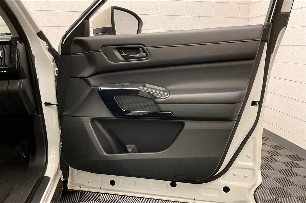 Certified 2024 Nissan Pathfinder SV image 19