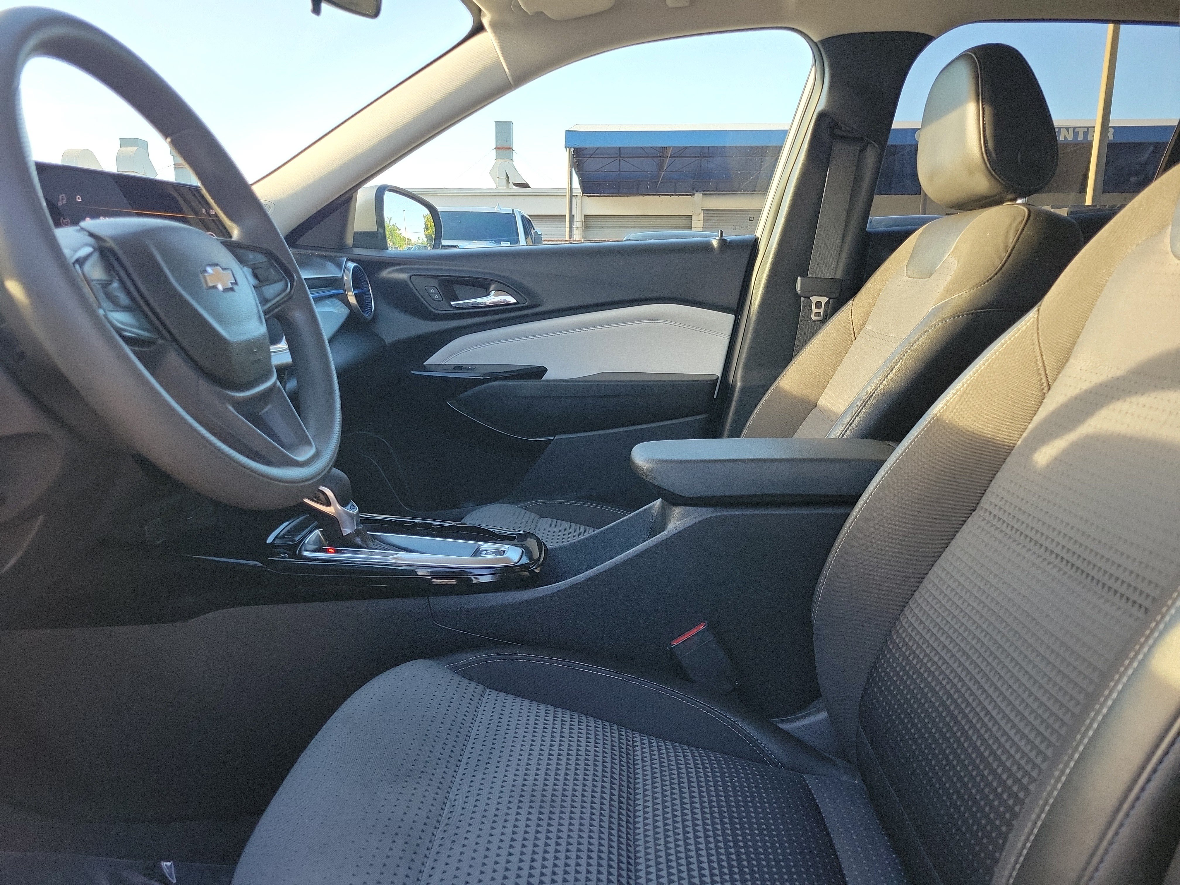 Used 2025 Chevrolet Trax LT FWD image 20