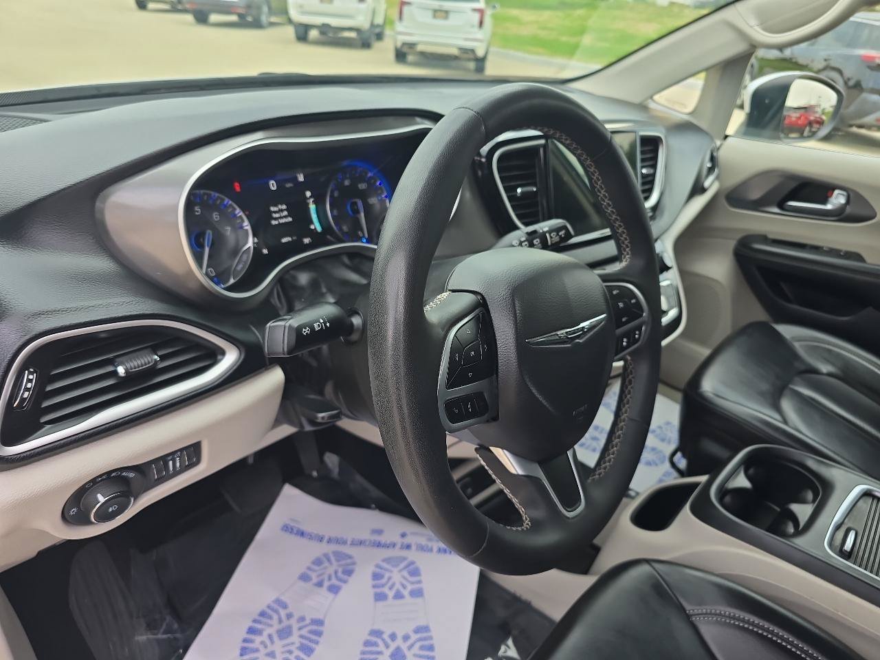 Used 2023 Chrysler Pacifica Touring-L FWD image 25