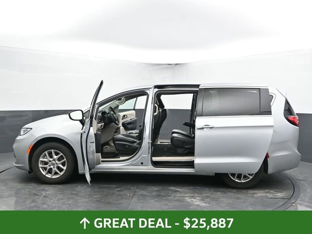 Used 2024 Chrysler Pacifica Touring-L image 57