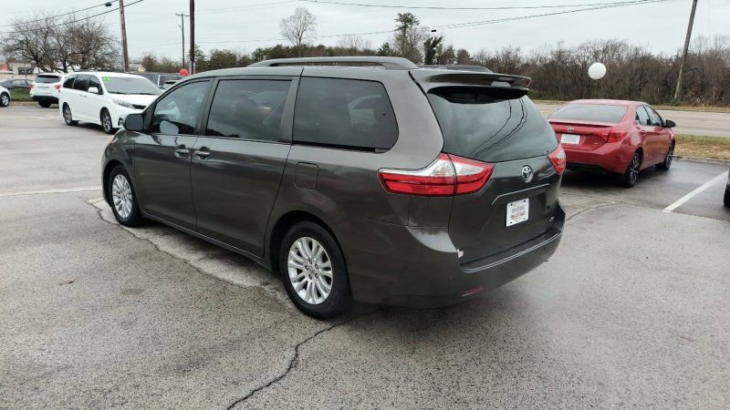 Used 2015 Toyota Sienna XLE image 3