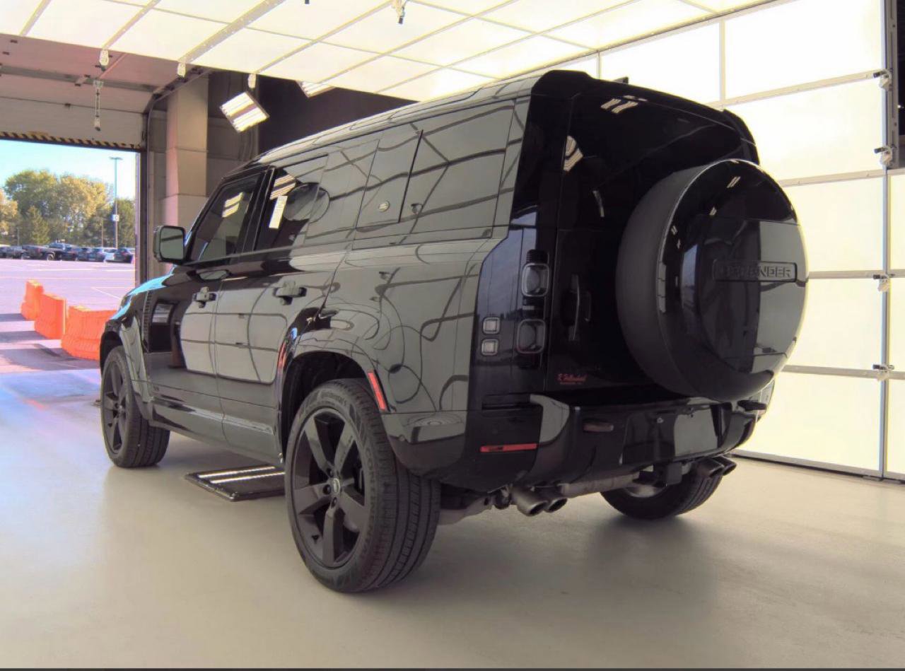 Used 2023 Land Rover Defender 110 V8 AWD/4WD image 3