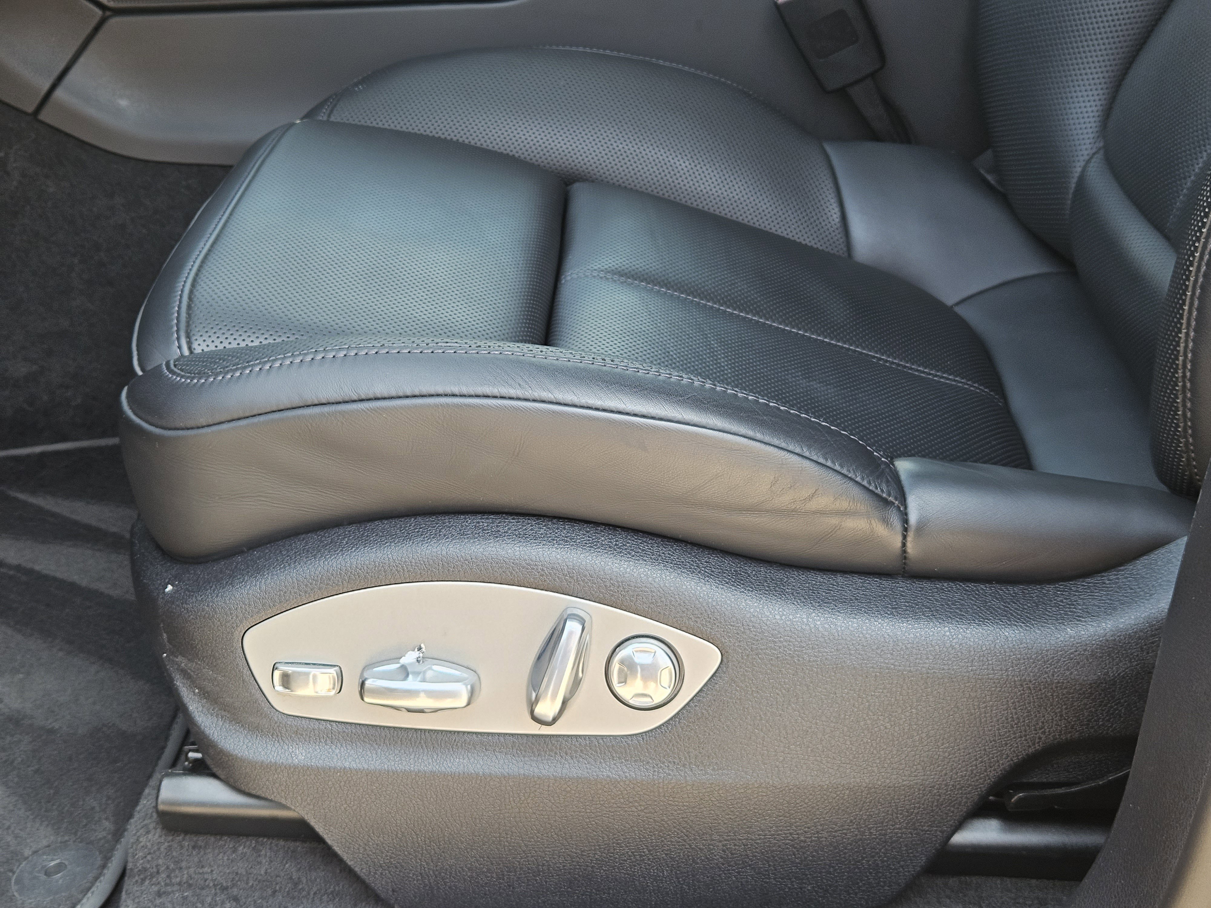 Certified 2023 Porsche Macan Turbo AWD/4WD image 23