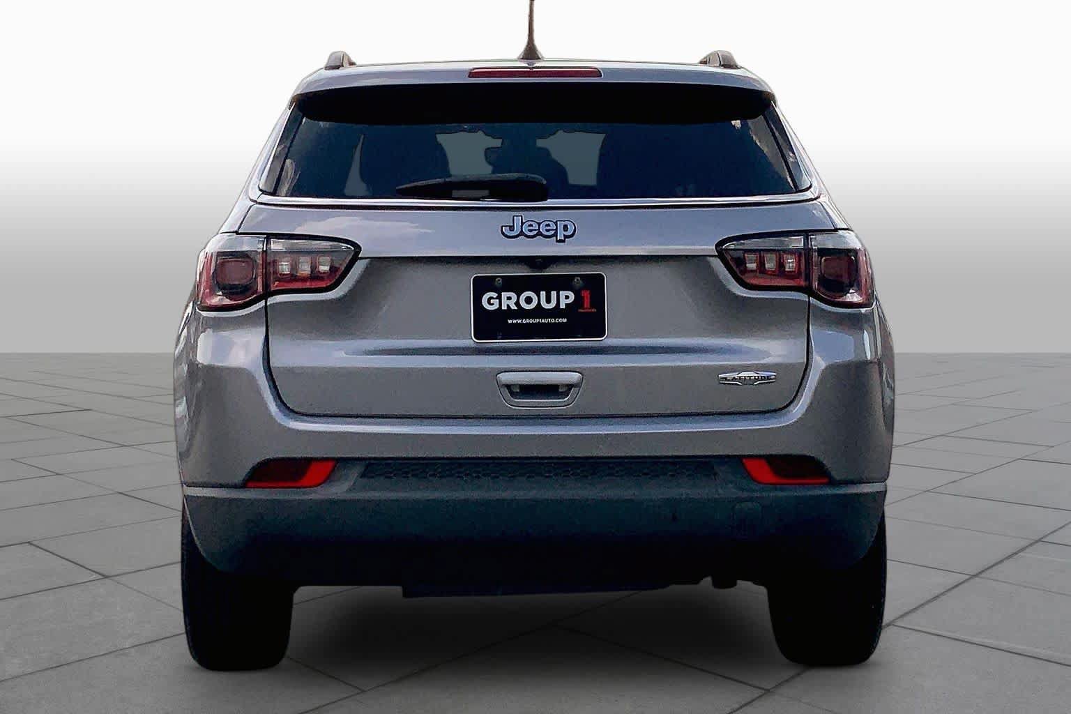 Used 2018 Jeep Compass Latitude w/ Popular Equipment Group FWD image 5
