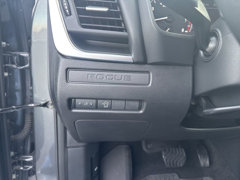 Used 2023 Nissan Rogue S image 25