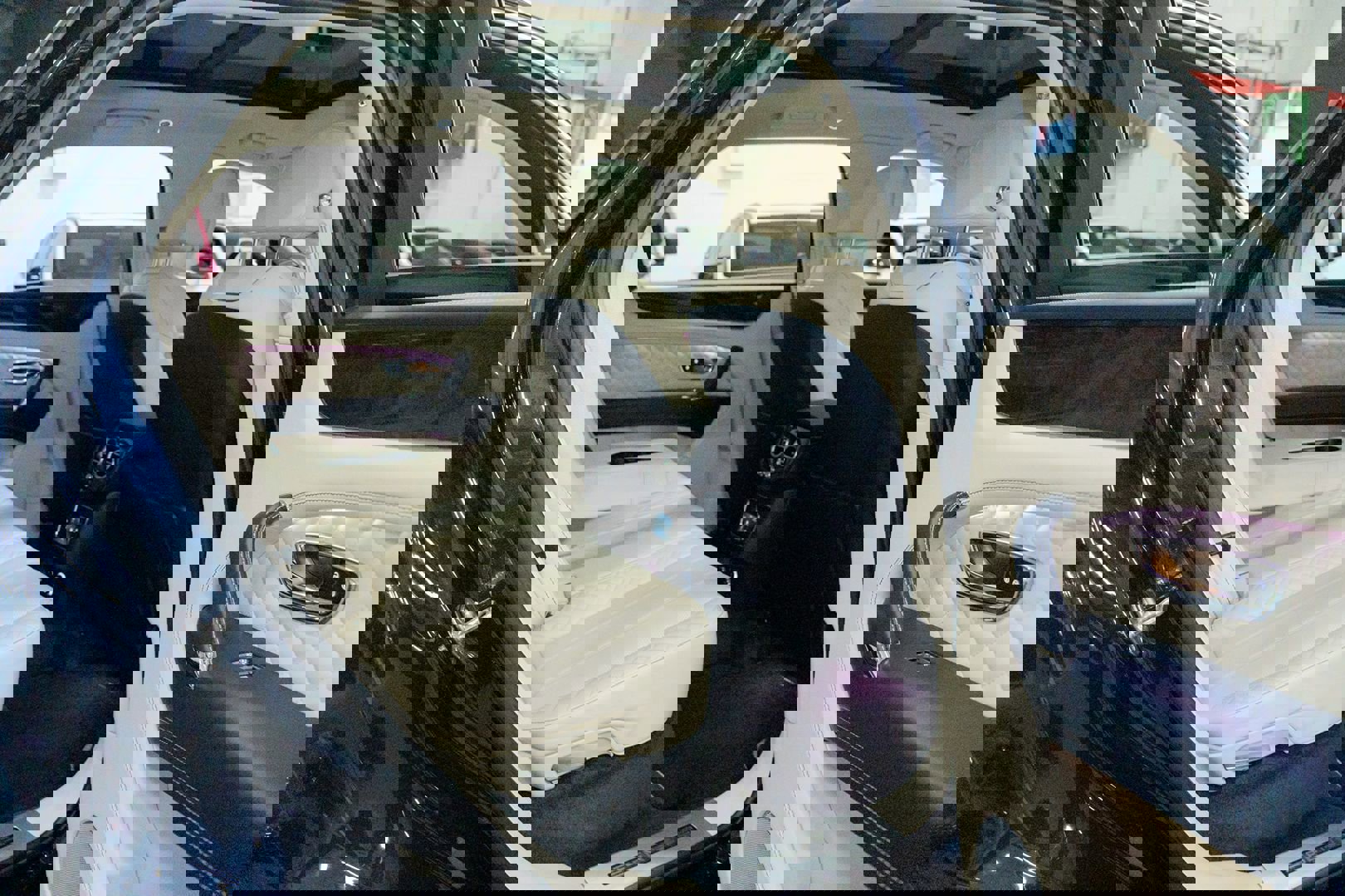 Used 2020 Bentley Bentayga V8 image 34