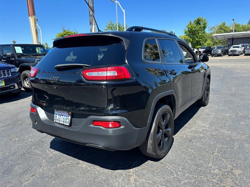 Used 2018 Jeep Cherokee Latitude w/ Altitude Package FWD image 3