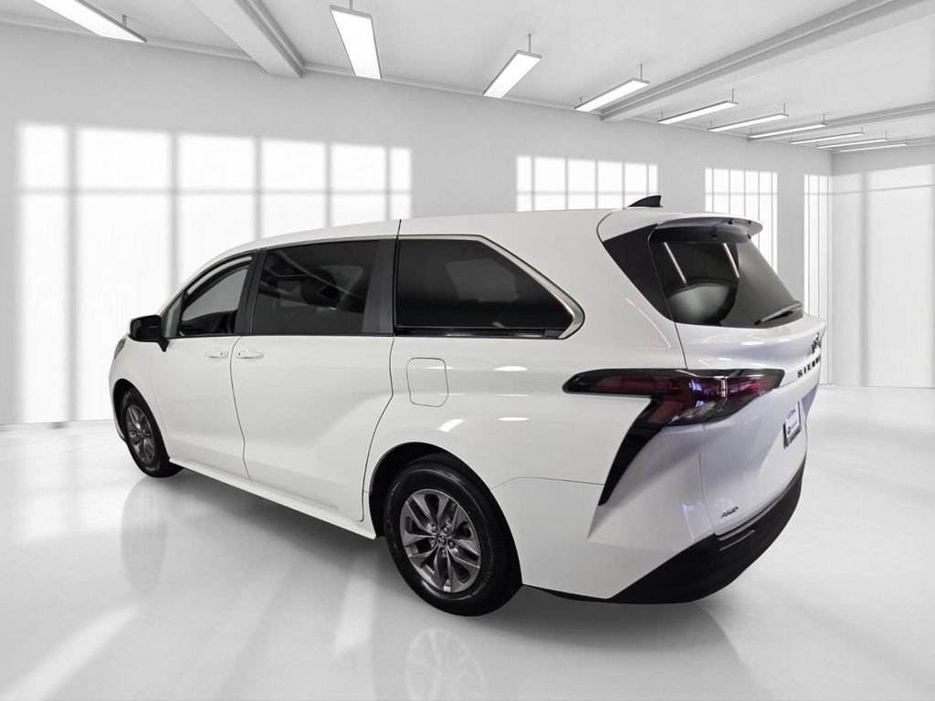 Used 2023 Toyota Sienna LE AWD/4WD image 5