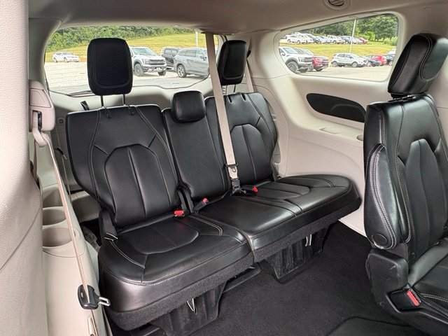 Used 2023 Chrysler Pacifica Touring-L FWD image 29