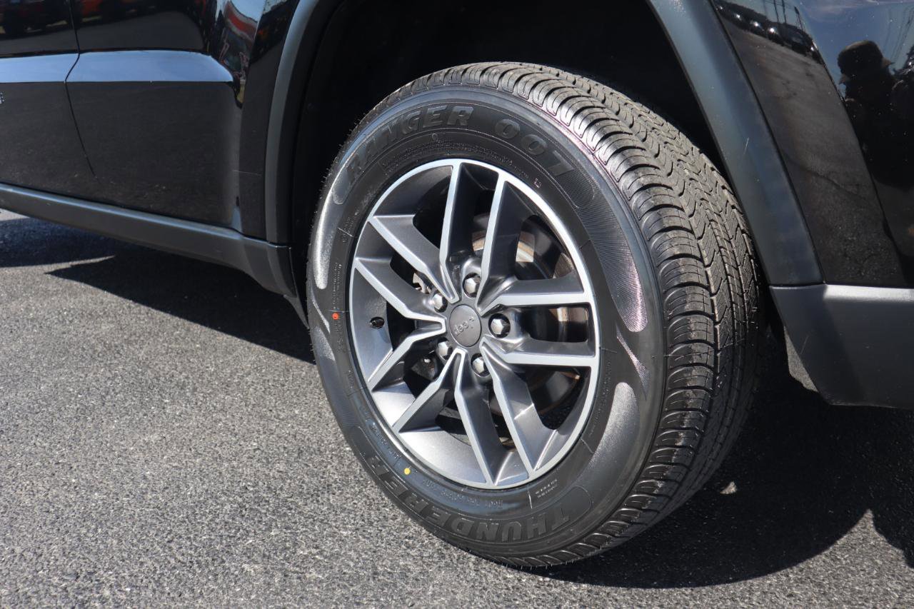 Used 2019 Jeep Grand Cherokee Laredo w/ 18" Wheel & 8.4" Radio Group image 26