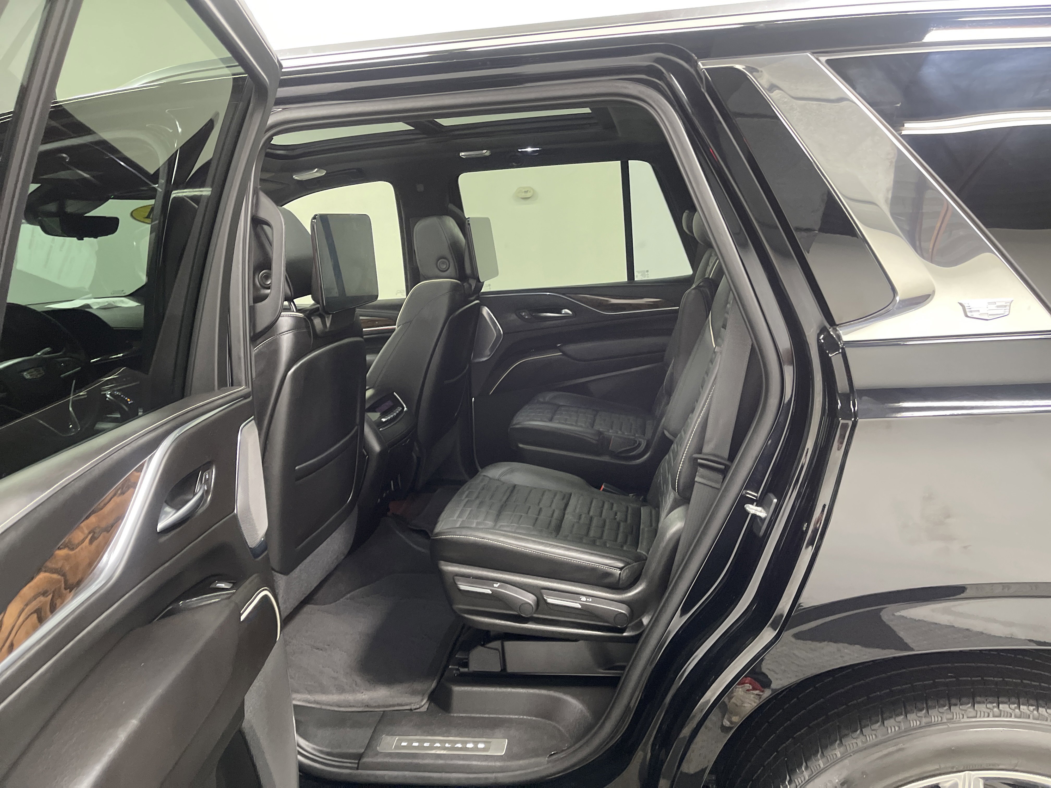 Used 2021 Cadillac Escalade Premium Luxury Platinum image 18