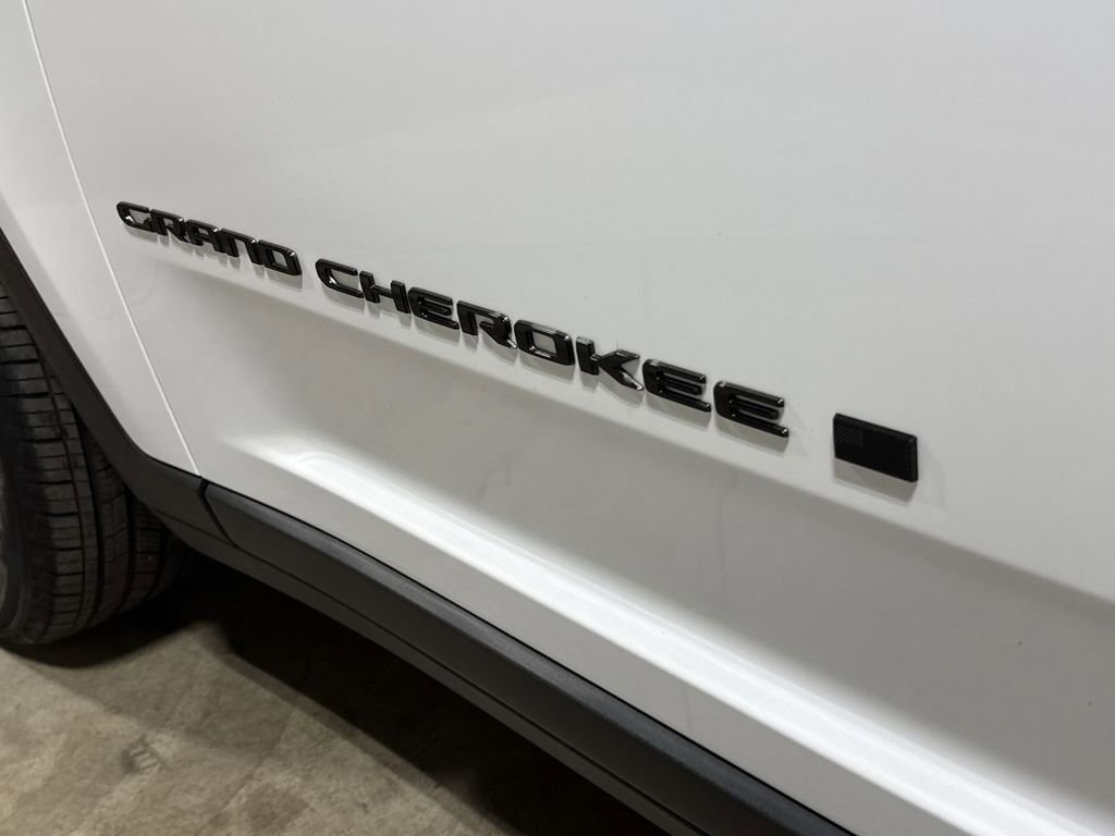 Used 2023 Jeep Grand Cherokee L Limited w/ Black Appearance Package image 28