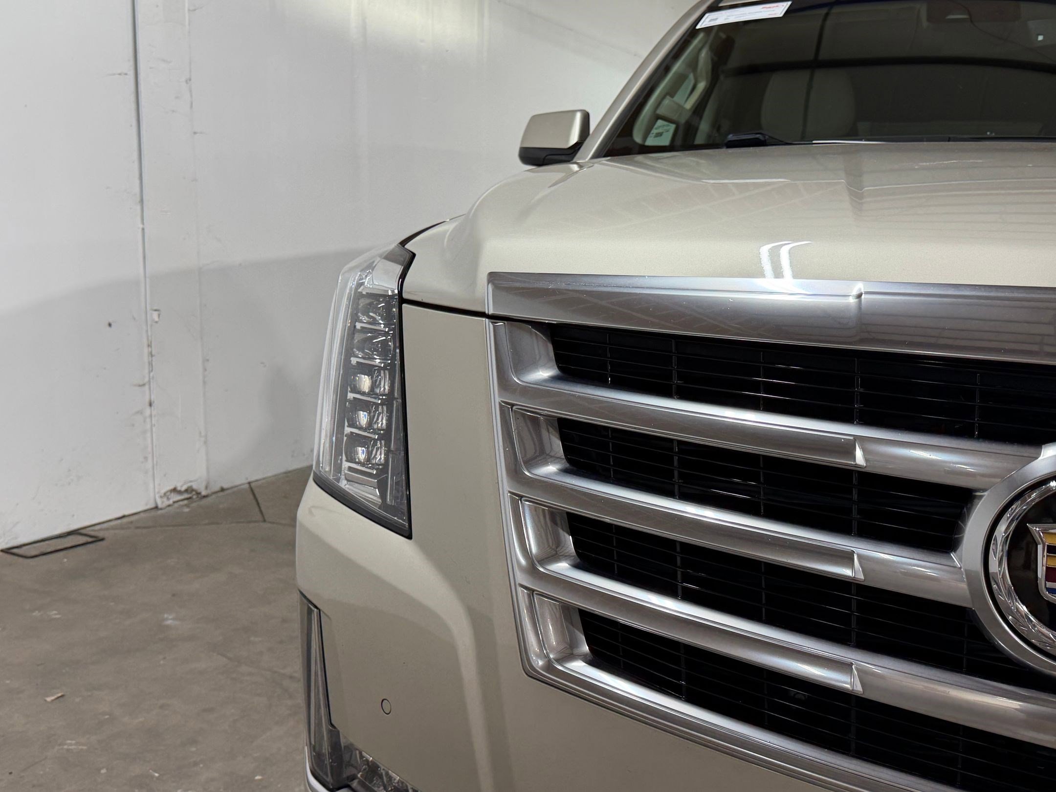 Used 2015 Cadillac Escalade Luxury AWD/4WD image 10