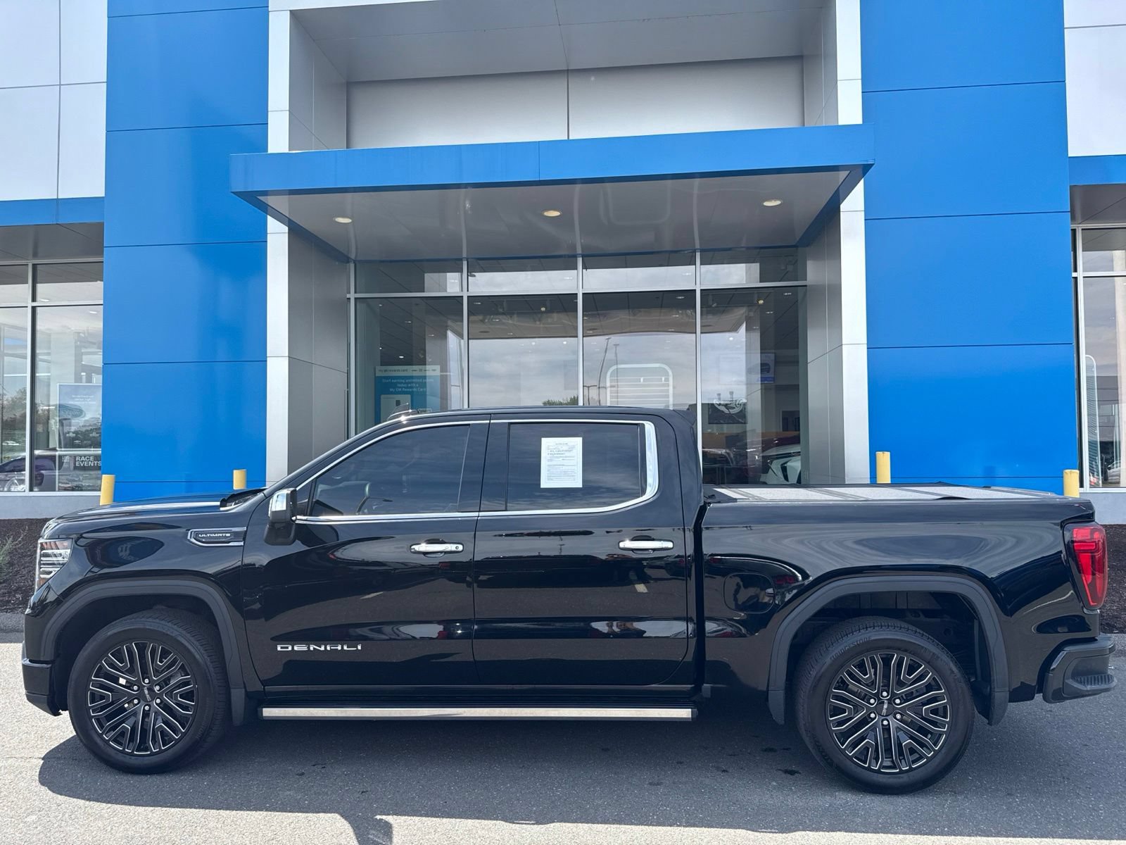 Used 2022 GMC Sierra 1500 Denali Ultimate AWD/4WD image 9
