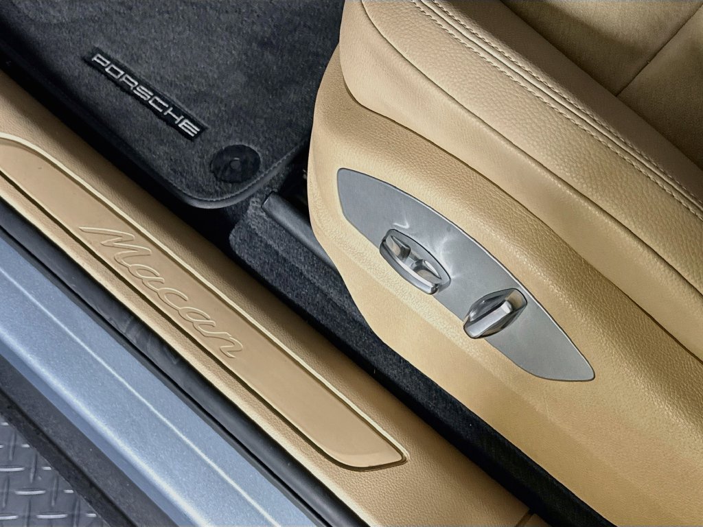 Certified 2021 Porsche Macan AWD/4WD image 22