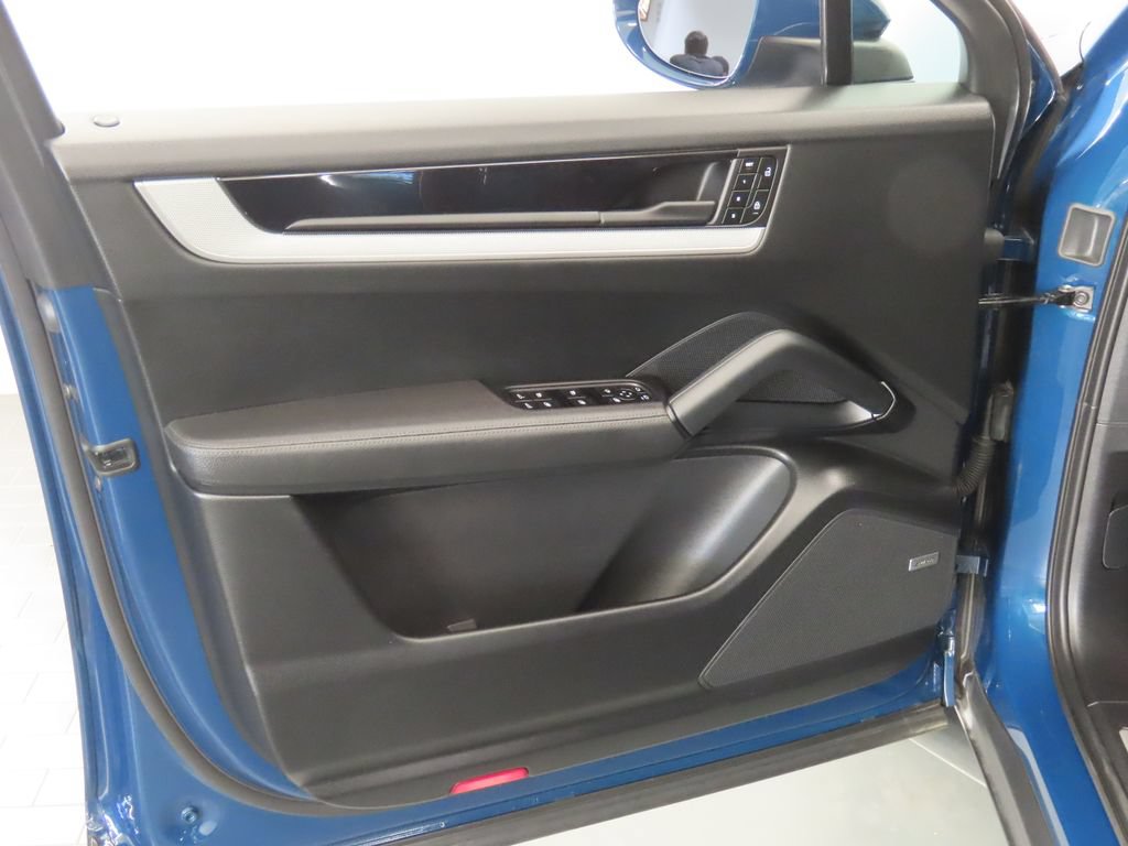 Certified 2025 Porsche Cayenne S AWD/4WD image 35
