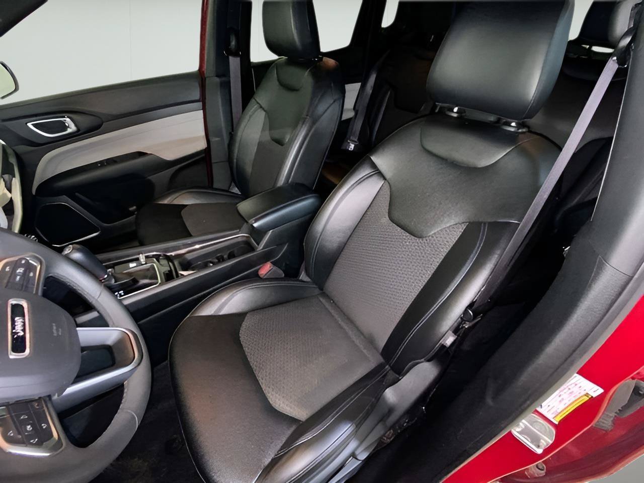 Used 2024 Jeep Compass Latitude AWD/4WD image 13