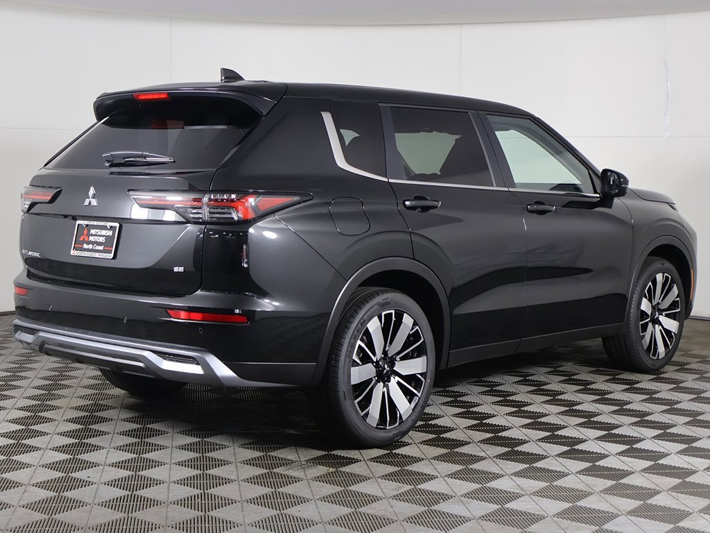 New 2025 Mitsubishi Outlander SE image 13
