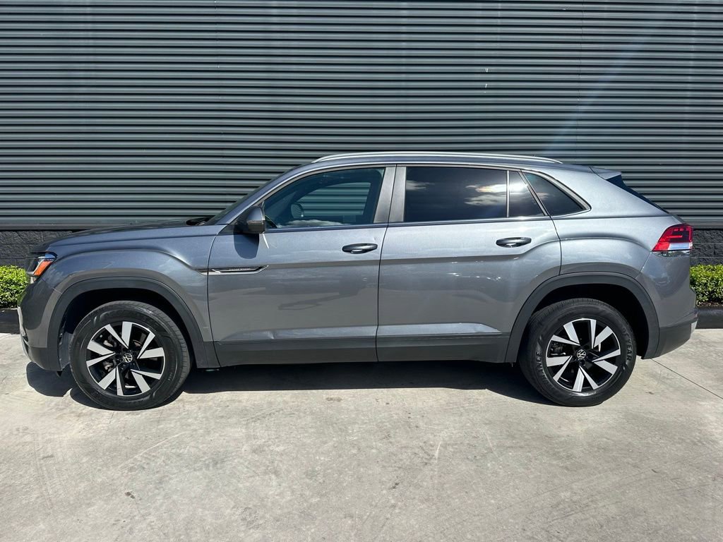 Used 2022 Volkswagen Atlas Cross Sport SE image 2