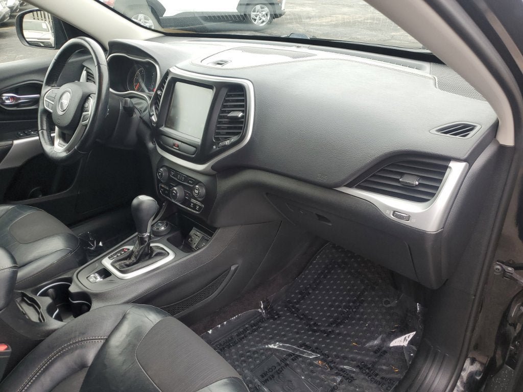 Used 2018 Jeep Cherokee Latitude Plus w/ Cold Weather Group AWD/4WD image 43