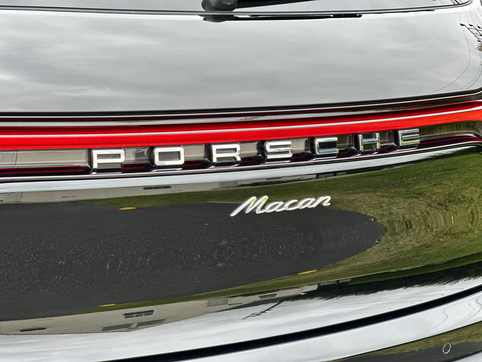 Certified 2025 Porsche Macan AWD/4WD image 31