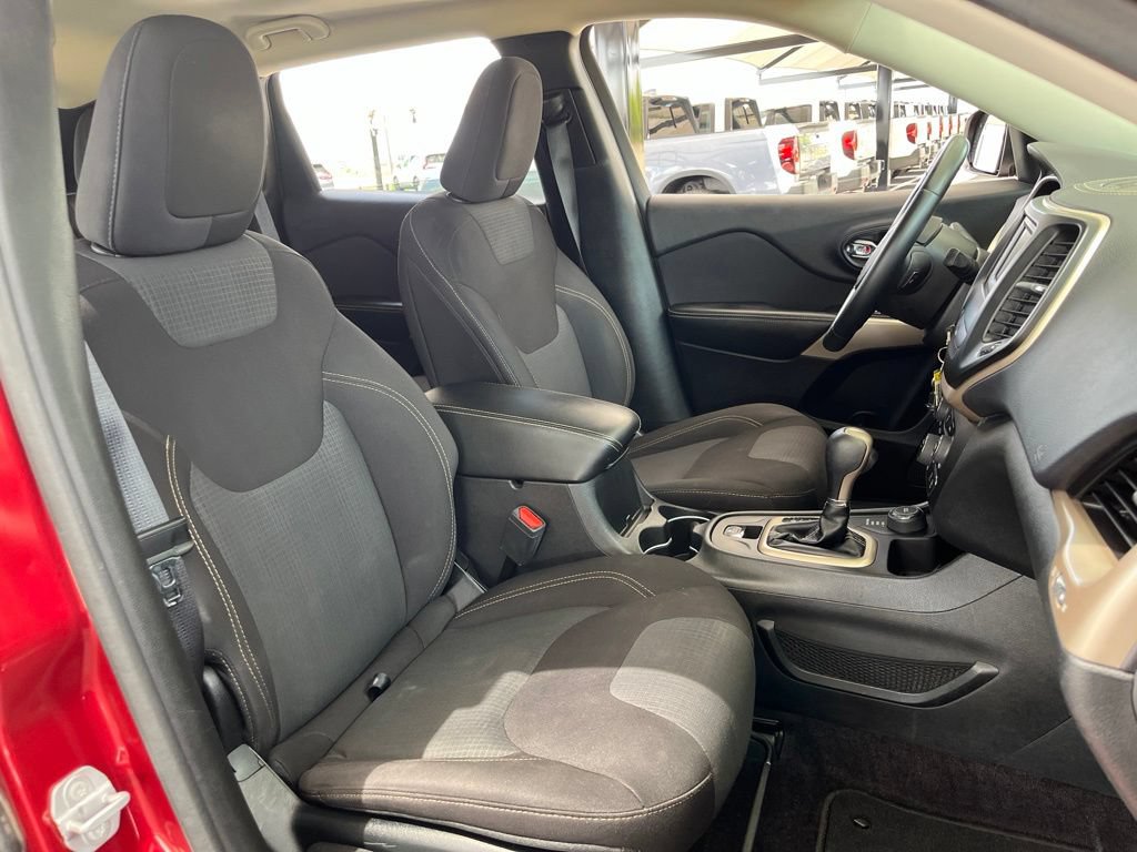 Used 2017 Jeep Cherokee Latitude w/ Safety/Convenience Group AWD/4WD image 28