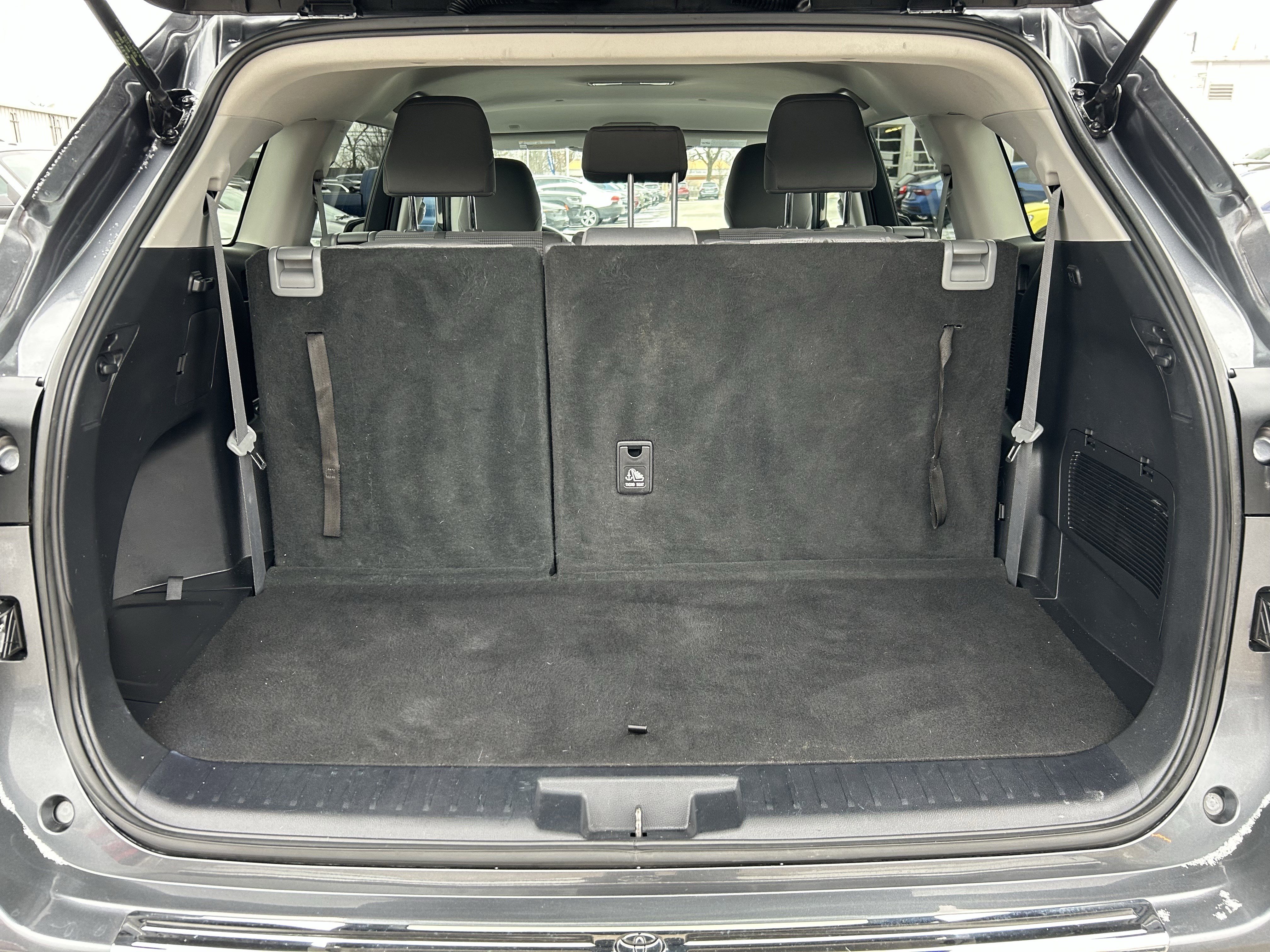 Used 2021 Toyota Highlander L image 27