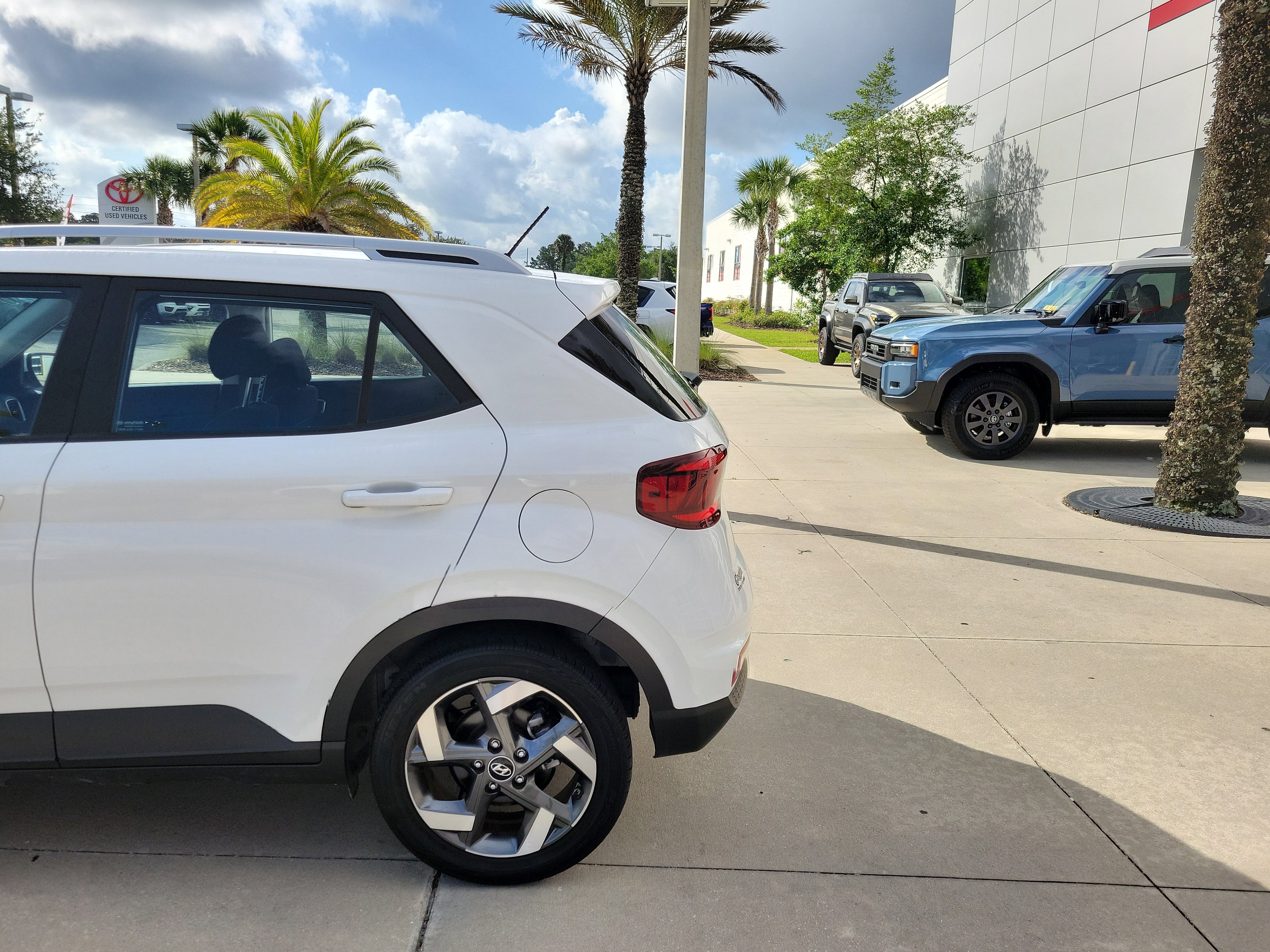 Used 2024 Hyundai Venue SEL FWD image 4