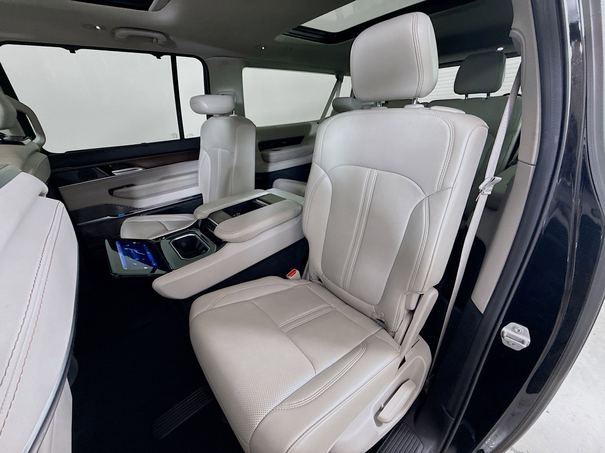 Used 2024 Jeep Grand Wagoneer L 4WD image 24