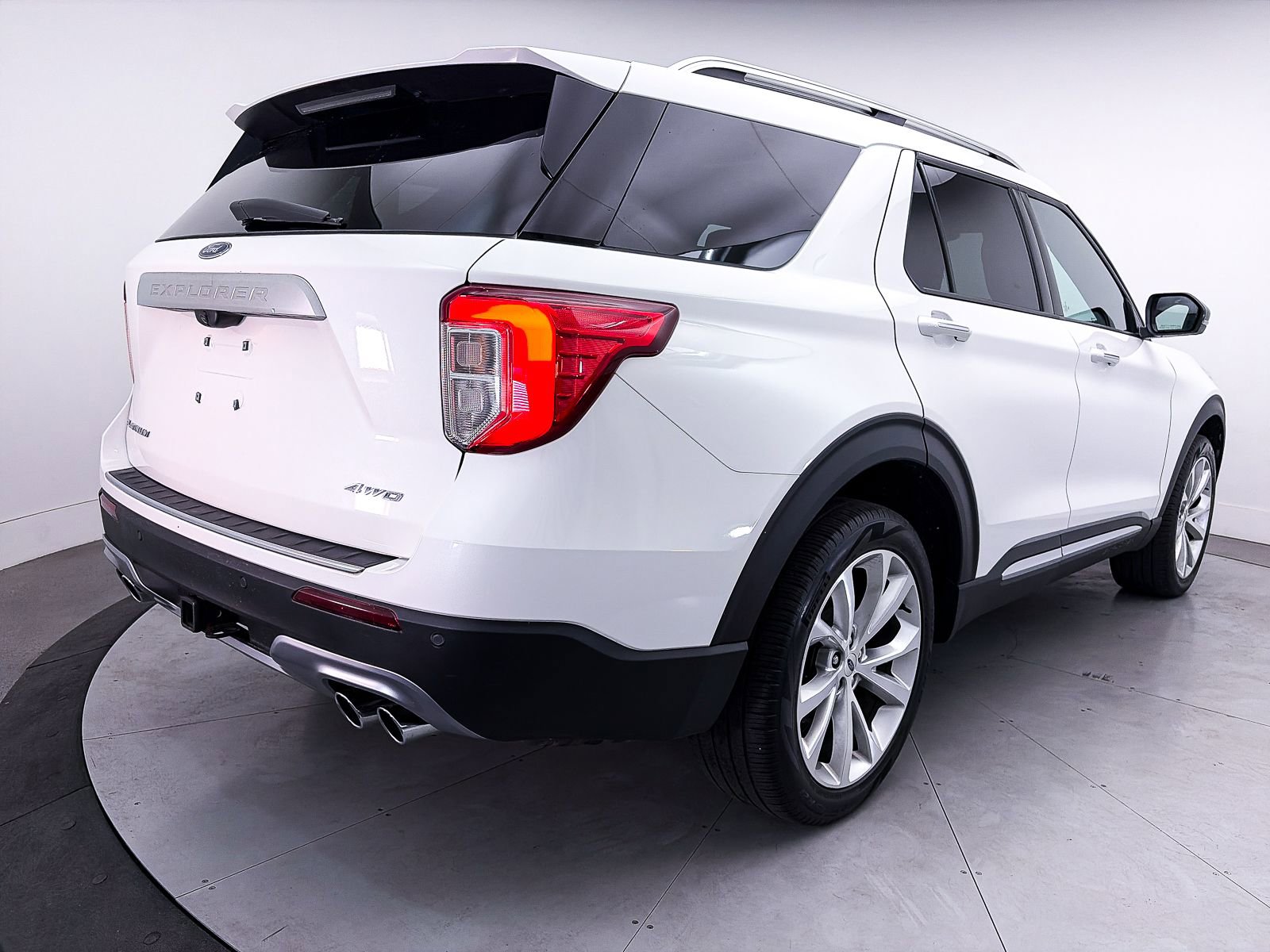 Used 2023 Ford Explorer Platinum w/ Technology Package AWD/4WD image 16