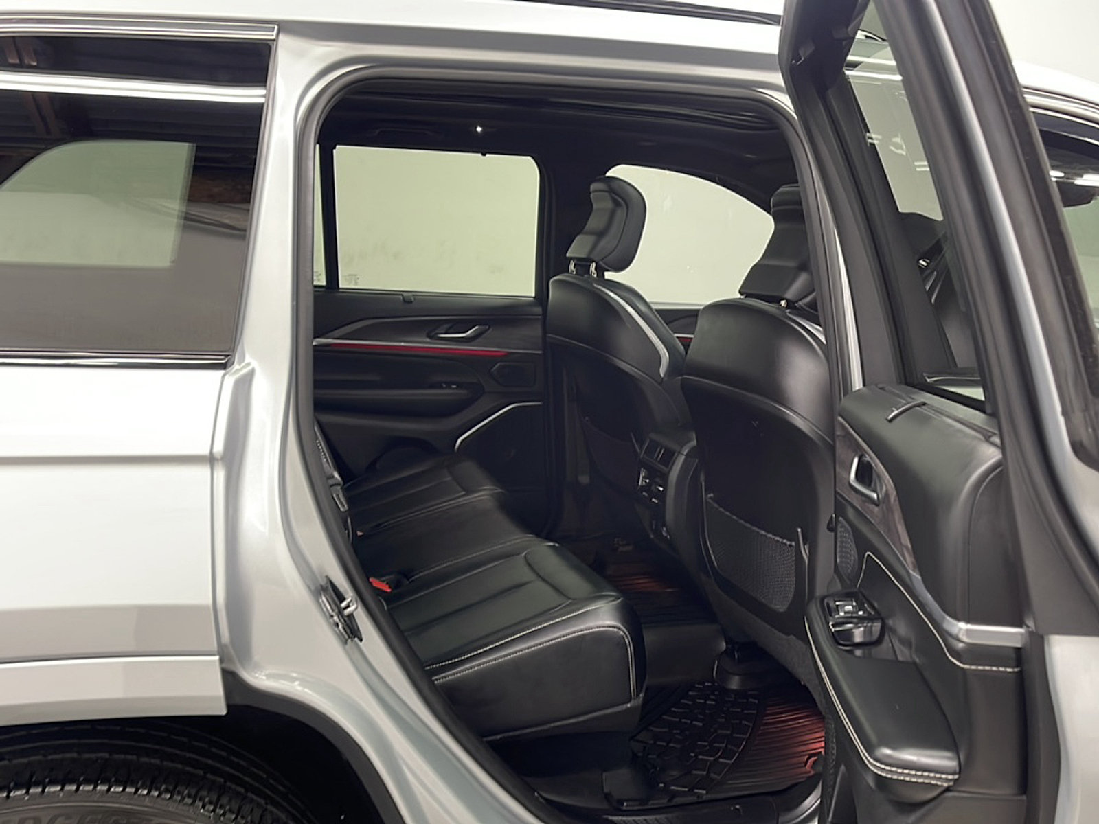 Used 2025 Jeep Grand Cherokee Overland w/ Adv Protech Group III AWD/4WD image 21
