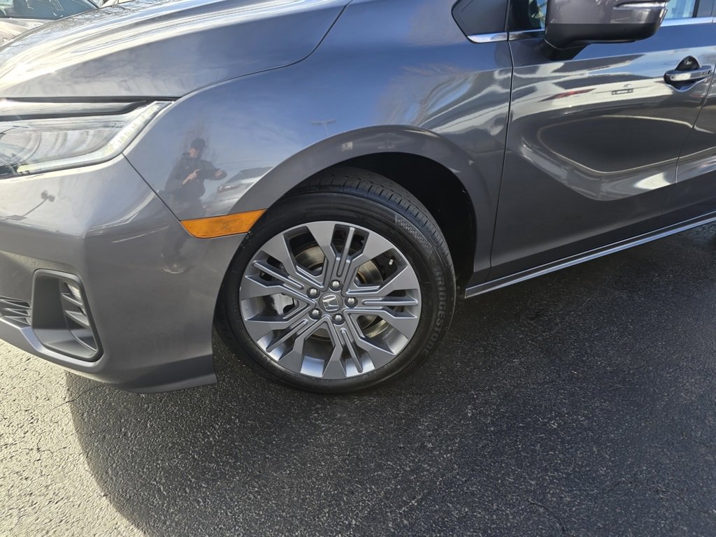 Used 2025 Honda Odyssey Touring image 2