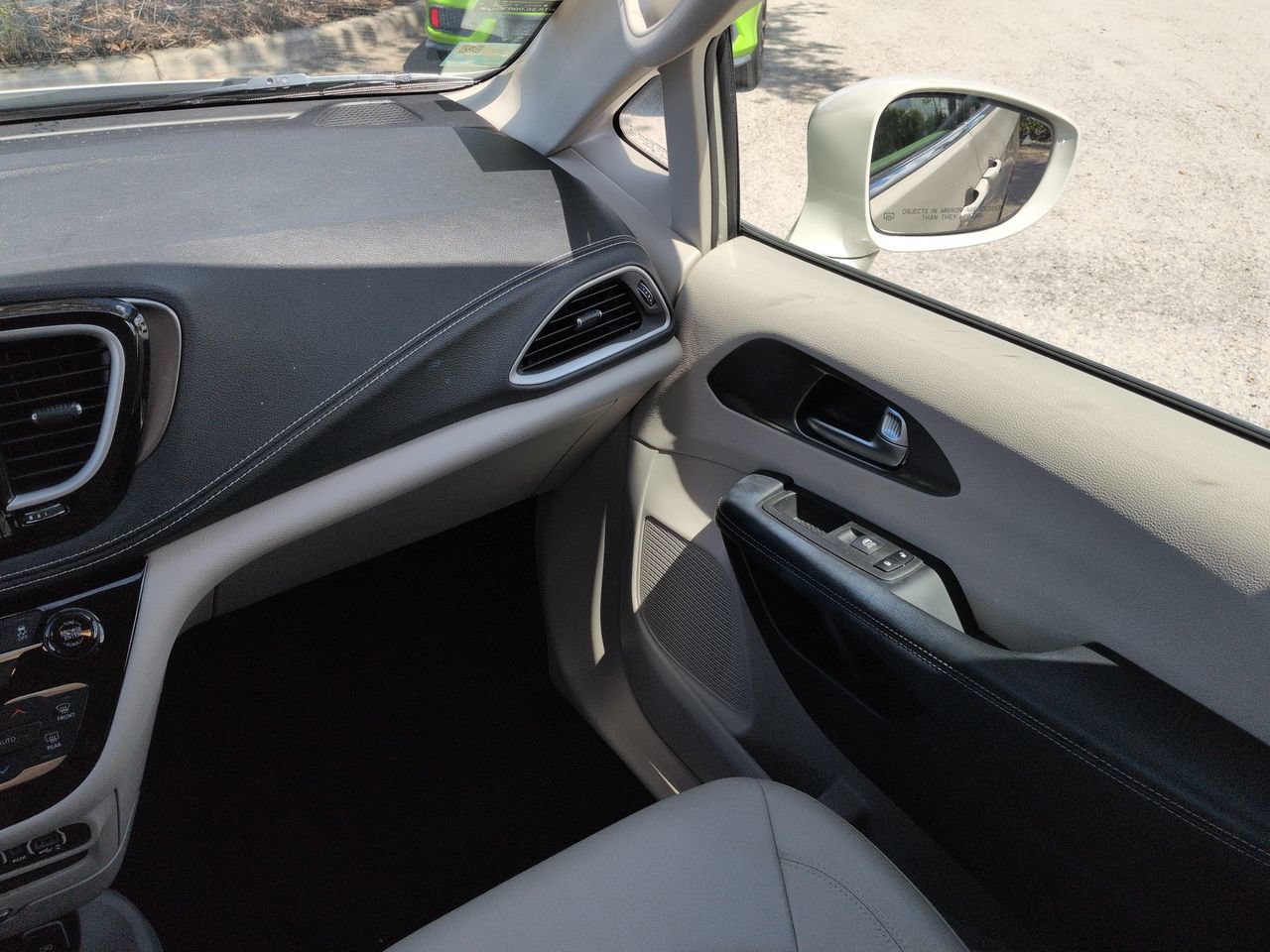 Used 2021 Chrysler Pacifica Touring-L w/ Premium & Safety Sphere Group FWD image 17