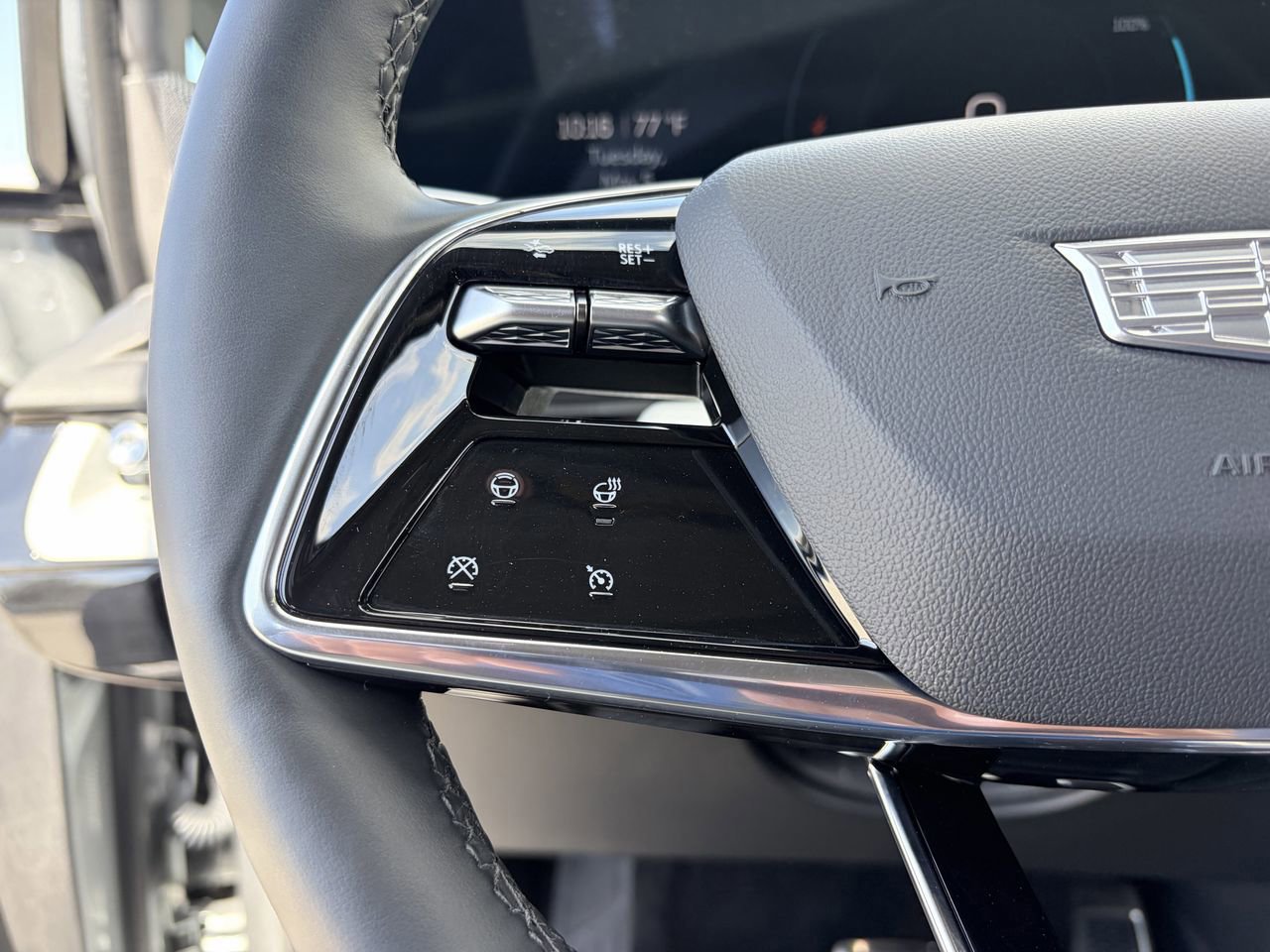 Used 2025 Cadillac Optiq Sport 2 w/ LPO, Floor Liner Package AWD/4WD image 21