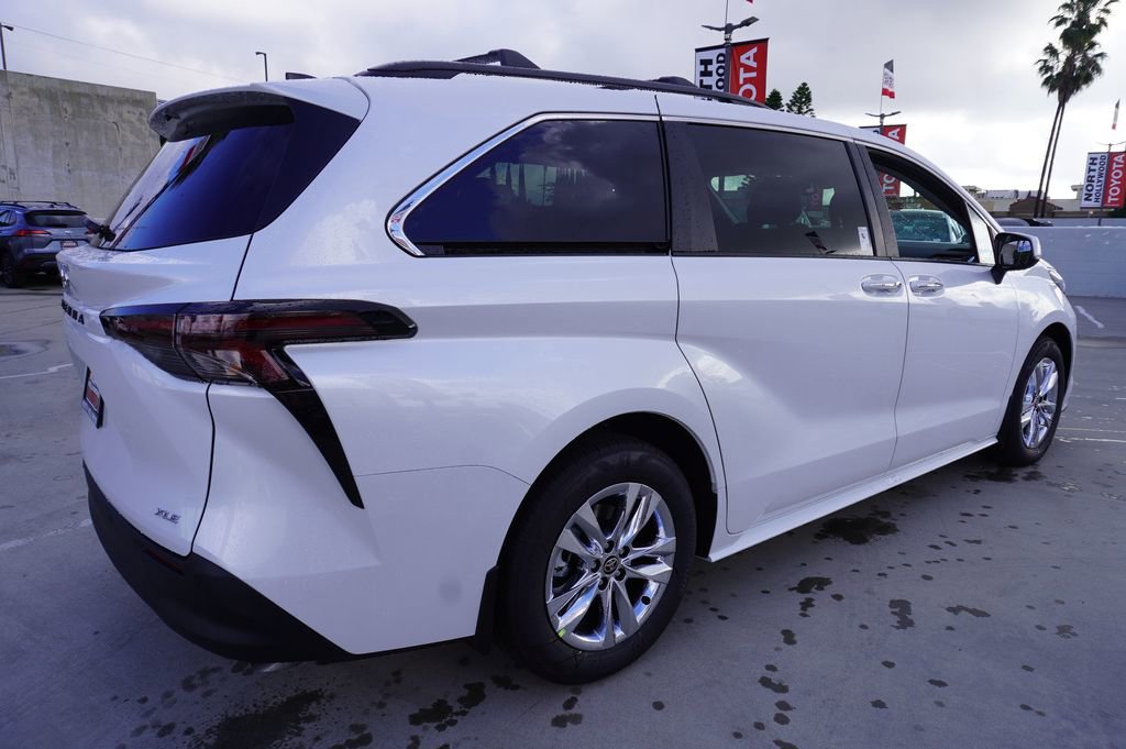 New 2026 Toyota Sienna XLE image 4