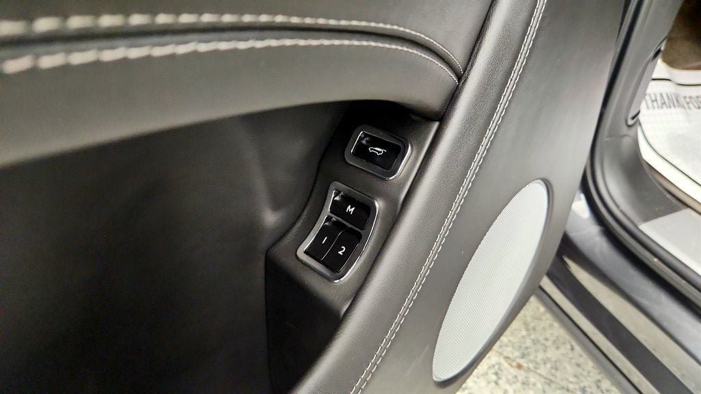 Used 2018 Bentley Bentayga AWD/4WD image 16