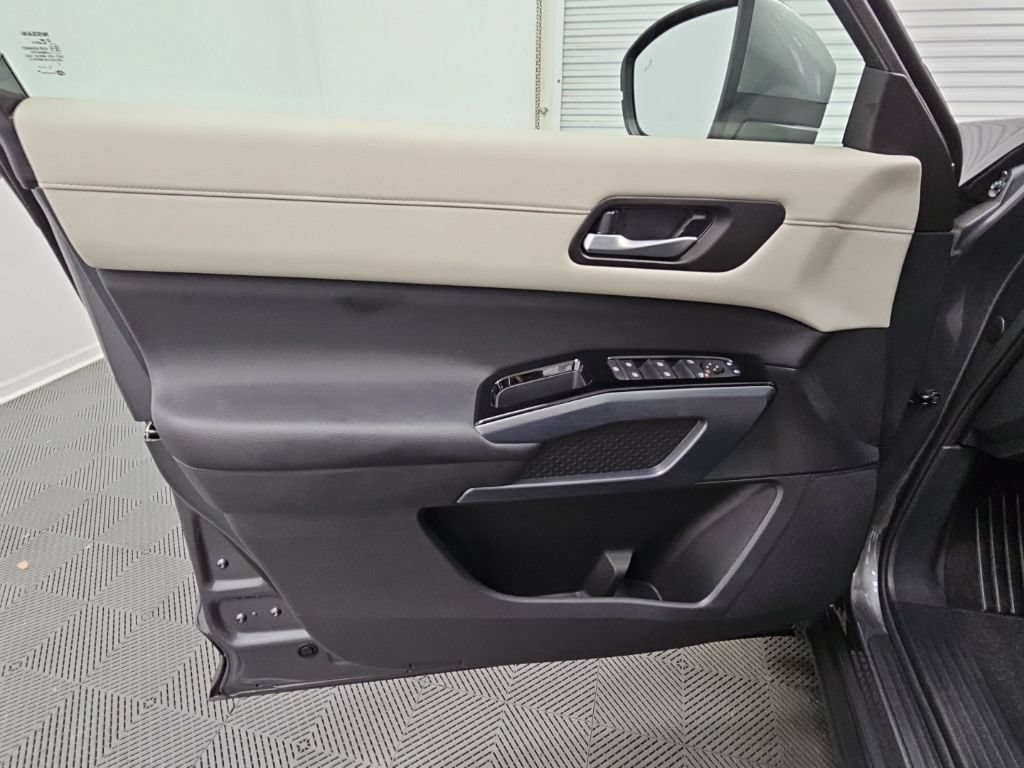 Used 2025 Nissan Pathfinder SL FWD image 28