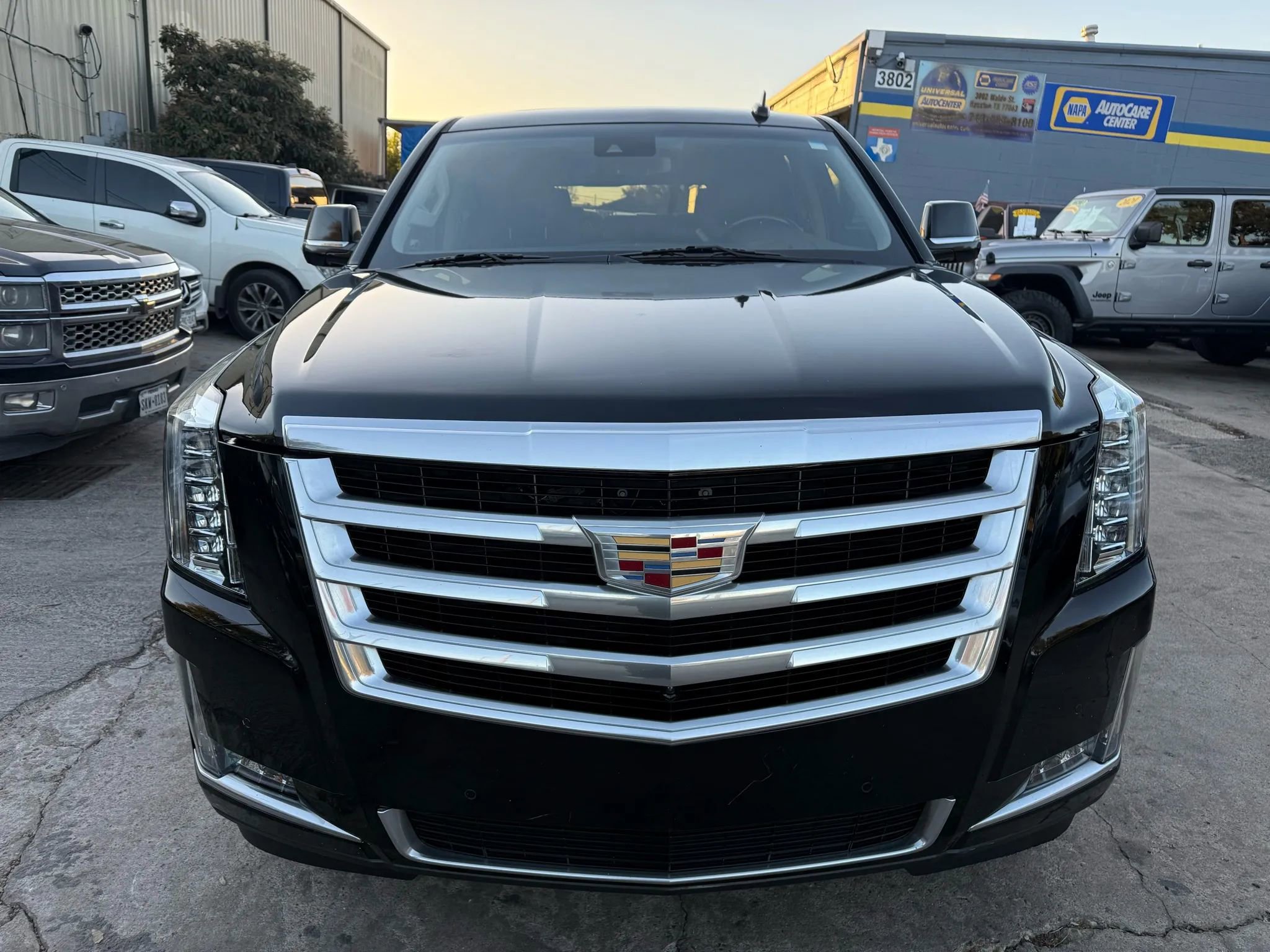 Used 2018 Cadillac Escalade Luxury image 2