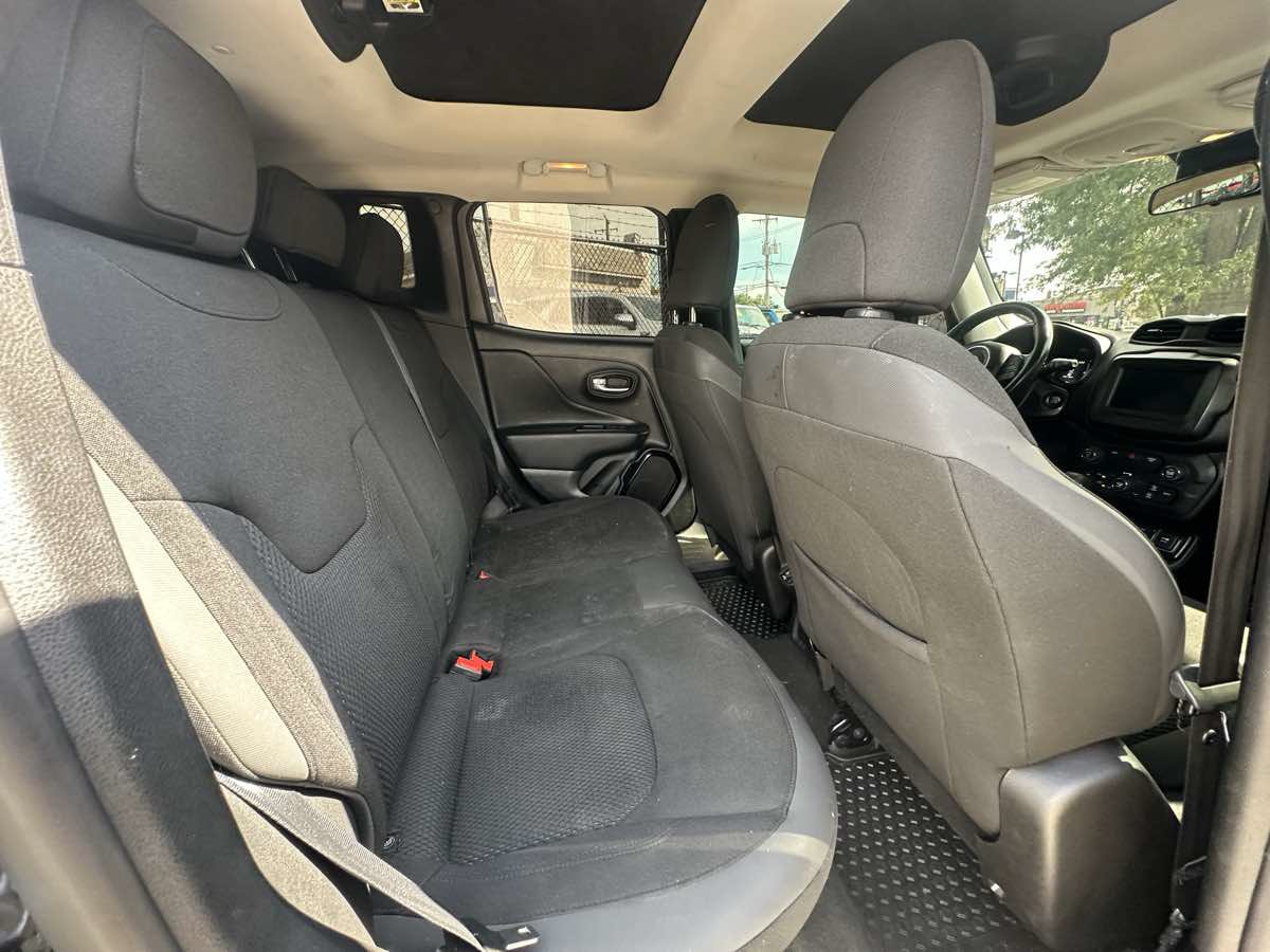 Used 2019 Jeep Renegade Altitude w/ Quick Order Package 2XM AWD/4WD image 31
