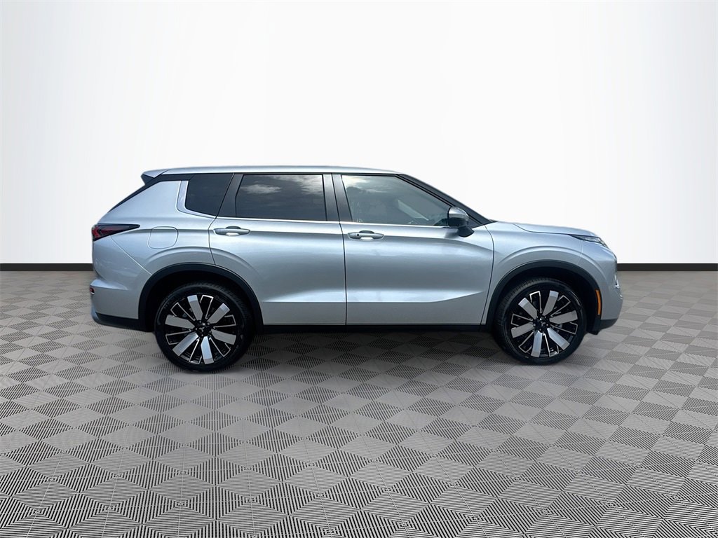 New 2025 Mitsubishi Outlander SE image 4