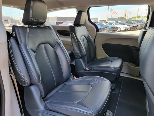 Used 2023 Chrysler Pacifica Touring-L FWD image 24