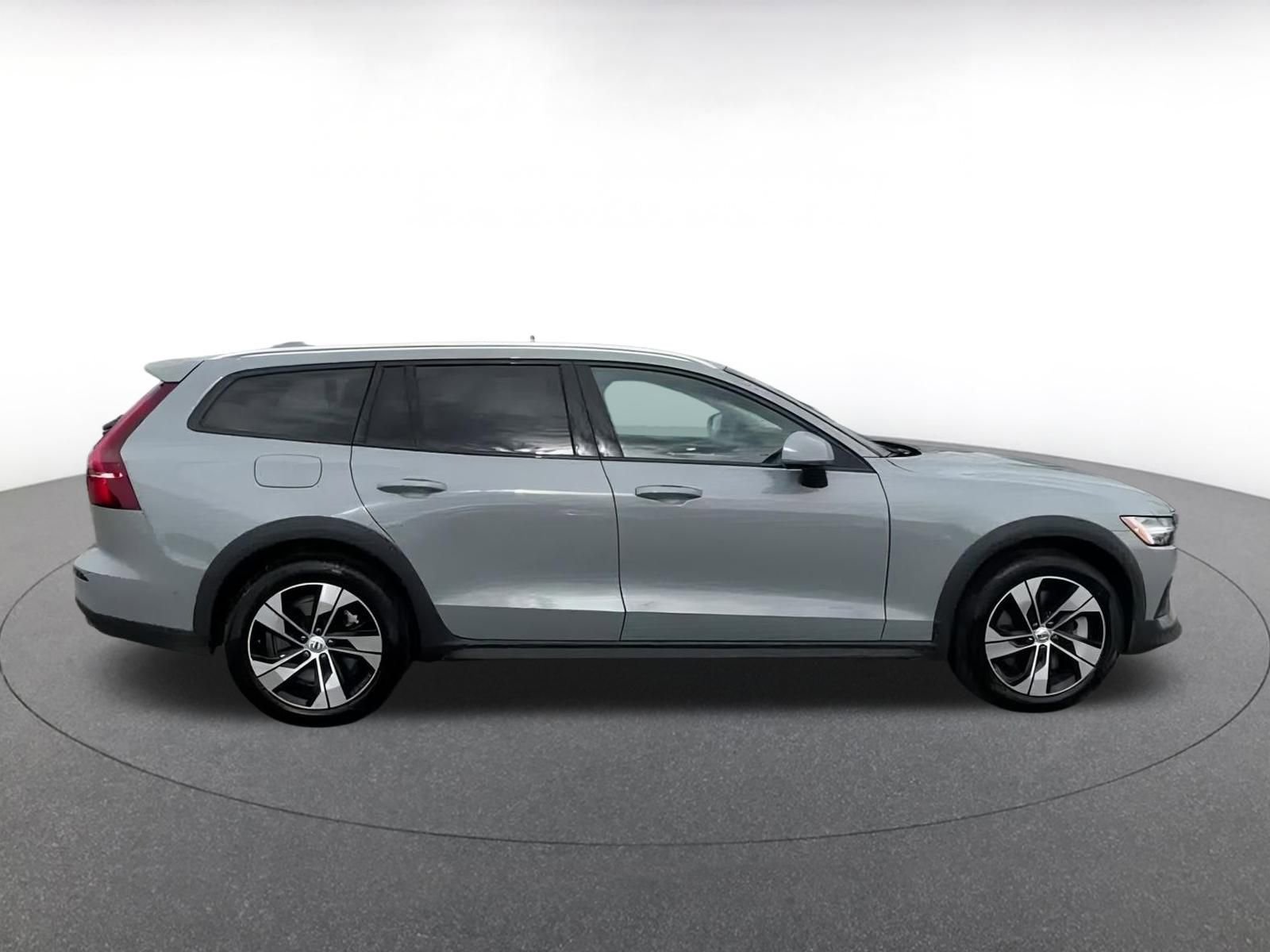 Used 2025 Volvo V60 B5 Cross Country Plus image 16